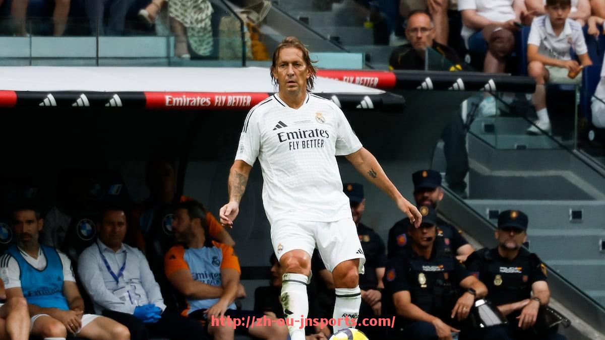 JN江南体育-法甲历史争议判罚事件回顾及其对比赛公正性的影响